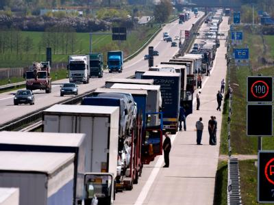 Hunderte Lkws stauen sich auf der A12 in Richtung Frankfurt (Oder) nahe dem brandenburgischen Jacobsdorf. Kilometerlanger Stau
