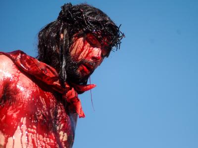Ein Jesus-Darsteller mit Dornenkrone im brasilianischen Pirenopolis. Karfreitag in Brasilien