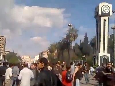 Dieser Screenshot eines Youtube-Videos zeigt Demonstranten in der nordwest-syrischen Stadt Homs, kurz vor der Eskalation durch Sicherheitskräfte. Blutiger Freitag in Homs