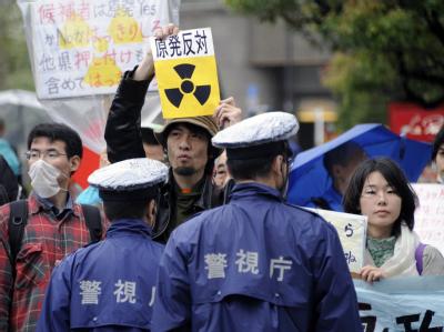 Atomkraftgegner demonstrieren vor der Tepco-Zentrale in Tokio. Anti-Atom-Protest in Tokio
