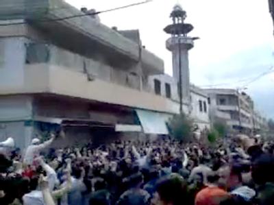 Der Screenshot eines über Youtube verbreiteten Videos zeigt syrische Demonstranten, die sich nach Urheberangaben am 22.04.2011 in der nordwest-syrischen Stadt Homs versammelt haben. Blutiger Freitag in Syrien