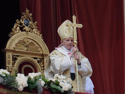 Papst Benedikt XVI erteilt den Segen «Urbi et orbi». Urbi et orbi