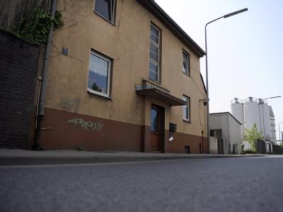 Ein Wohnhaus in der Hamburger Straße im Hafengebiet von Düsseldorf. An dieser Stelle nahm die Polizei den Vater des in Berlin erschlagenen Julien fest. Vater gesteht Tötung seines Sohnes