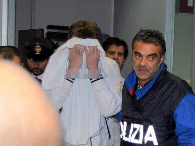 Der gescheiterte Flugzeugentführer aus Kasachstan verlässt in Begleitung der Polizei Roms Flughafen Fiumicino. Flugzeugentführung vereitelt