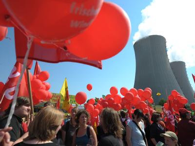 Tausende Menschen werden heute an den Atommeilern Grohnde bei Hameln und Unterweser in Stadland in Niedersachsen zu Anti-Atom-Protesten erwartet. Rot