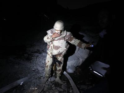 Ein lybischer Soldat in Gaddafis Anwesen in Tripolis: Am frühen Morgen zerstörten Nato-Angriffe ein Gebäude auf dem Anwesen. Bab al-Aziziya