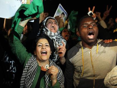 Gaddafi-Anhänger bekunden in Tripolis ihre Solidarität zum Staatschef. Die Kämpfe in Libyen gehen weiter. Gaddafi-Anhänger in Tripolis
