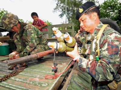 Thailändische Soldaten an der Grenze zu Kambodscha. Seit Freitag starben im Grenzkonflikt mindestens 13 Soldaten; rund 50 wurden verletzt. Thailändische Soldaten
