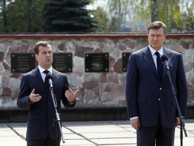 Russlands Präsident Medwedew (l) und sein ukrainischer Amtskollege Janukowitsch gedachten auf dem Gelände des Kernkraftwerks Tschernobyl der Liquidatoren. Medwedew und Janukowitsch