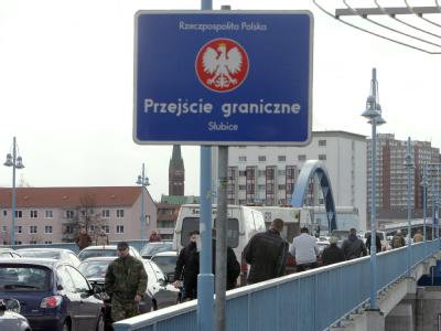 Blick vom polnischen Slubice aus auf die Stadtbrücke mit dem deutsch-polnischen Grenzübergang in Frankfurt (Oder). Foto: Patrick Pleul Grenzübergang
