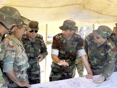 Der syrische Präsident Baschar al-Assad (2. v. r.) bei einem Truppenbesuch in Damaskus. (Archivbild) Syriens Präsident Baschar al-Assad