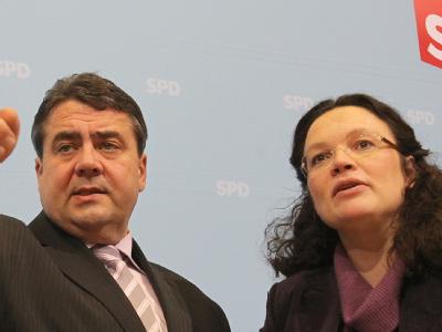 SPD-Chef Gabriel betrieb den Parteiausschluss von Thilo Sarrazin. Seit das Manöver scheiterte, steht Generalsekretärin Nahles in der Kritik. (Archivbild) Sigmar Gabriel und Andrea Nahles