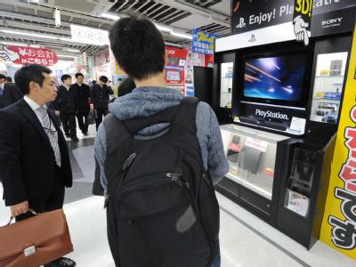 Betroffen sind alle, die beim PlayStation Network und dem Musik- und Videoservice Qriocity angemeldet sind. Kunden eines Elektronikgeschäfts in Tokio