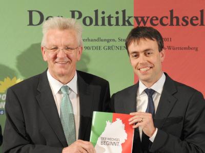 Der designierte baden-württembergische Ministerpräsident Winfried Kretschmann (l, Grüne) und SPD-Landeschef Nils Schmid. Kretschmann und Schmid