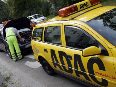 2010 wurde der Pannendienst am häufigsten wegen defekter Batterien oder Problemen mit der Fahrzeugelektronik gerufen. ADAC im Einsatz