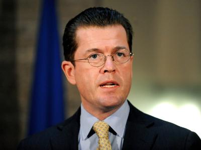 Verteidigungsminister Karl-Theodor zu Guttenberg war wegen der Vorwürfe, er habe zahlreiche Passagen seiner Doktorarbeit von anderen Autoren übernommen und dies nicht gekennzeichnet, Anfang März von allen politischen Ämtern zurückgetreten. Die Uni Bayreut Karl-Theodor zu Guttenberg