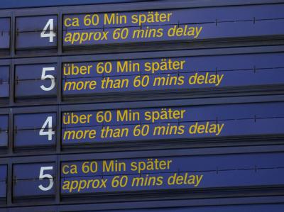 Die Entgleisung eines Intercitys vor dem Stuttgarter Hauptbahnhof bewirkt weitere Verspätungen im Zugverkehr. Foto: Boris Roessler/Archiv Verspätung