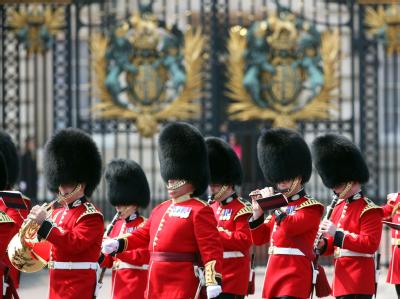 Die roten Uniformen der Irish Guards - auch bekannt durch ihre Bärenfellmützen Irish Guards
