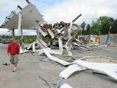 Zerstörungen wie bei Bombenangriffen hat die Tornado-Serie in den USA hinterlassen. Tornado-Schäden im US-Bundesstaat Georgia
