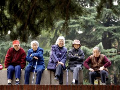 Chinas Gesellschaft wird schneller grau: Seniorinnen in einem Park im ostchinesischen Qingdao. (Archivbild) Chinesische Seniorinnen