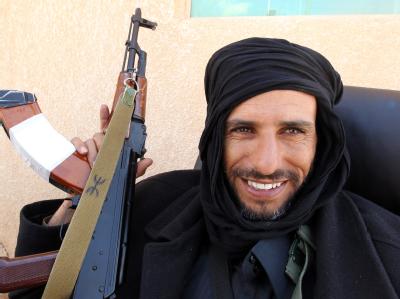 Einige Rebellen seien aus dem Grenzort Wassin vor den besser ausgerüsteten Gaddafi-Truppen nach Tunesien geflohen. Libysche Rebell