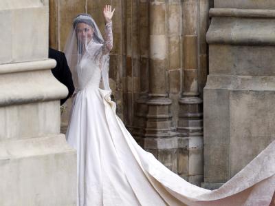 Nur 2,70 Meter Schleppe: Kates Schleppe ist erheblich kürzer als die Schleppe von Prinzessin Diana. Deren Brautkleid von Lady Di maß bei der Hochzeit mit Prinz Charles im Jahr 1981 stolze 7,62 Meter. Schleppe