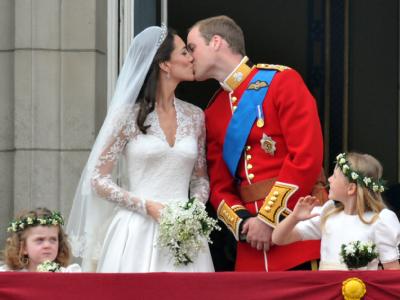 Der lang ersehnte Moment: Kuss auf dem Palast-Balkon Hochzeitskuss auf dem Balkon