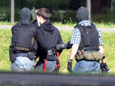 Ankunft in Karlsruhe: Die Beschuldigten haben einen Anschlag geplant, aber noch ohne konkretes Ziel. Mutmaßliche Terroristen werden beim BGH vorgeführt
