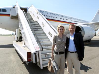 Bundespräsident Christian Wulff und seine Frau Bettina auf dem Flughafen Berlin-Tegel, bevor sie nach Mexiko fliegen. Das Staatsoberhaupt hält sich zu einem viertägigen Besuch in Mexiko auf und reist dann weiter nach Costa Rica und Brasilien. Bundespräsident Wulff in Mexiko