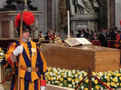 Der Sarg von Johannes Paul II. während der Seligsprechung. Sarg von Johannes Paul II.