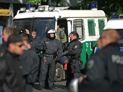 Polizisten warten in Berlin-Kreuzberg auf ihren Einsatz. 1. Mai in Berlin