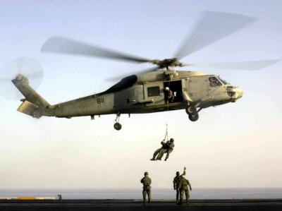 Navy SEALs trainieren mit einem SH-60F Seahawk Helikopter auf einem Flugzeugträger. Die Navy-SEALs - Eliteeinheit der US-Marine