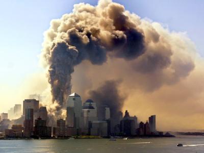 Ein Turm des World Trade Centers in New York stürzt ein und eine Wolke aus Staub, Rauch und Asche steigt in die Luft (Archivfoto vom 11.09.2001). 11. September 2001