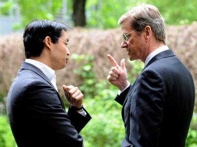 FDP-Vorsitzender Guido Westerwelle (r) und Gesundheitsminister Philipp Rösler unterhalten sich vor der FDP-Präsidiumssitzung im Garten der Parteizentrale. Rösler und Westerwelle