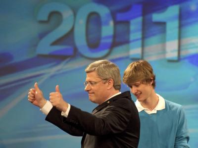 Stephen Harper, hier mit seinem Sohn Benjamin, kann mit absoluter Mehrheit regieren. Daumen nach oben