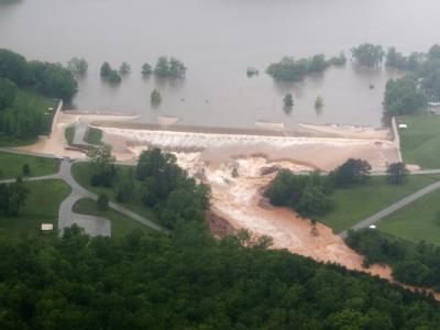 Der Notüberlauf des Wappapello Sees in Wayne County, Missouri, wird vom Hochwasser überflutet. Um eine Katastrophe abzuwenden, haben die Behörden im US-Bundesstaat Illinois einen anderen Damm am Mississippi gesprengt. Hochwasserfluten in den USA
