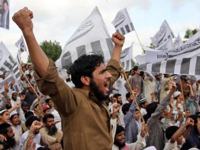 Nicht nur in der pakistanischen Bevölkerung gibt es Anhänger von Osama Bin Laden und Al-Kaida. Experten glauben, dass Teile der pakistanischen Sicherheitskräfte Terroristen zumindest gewähren lassen. Proteste gegen Tötung von Bin Laden in Karachi