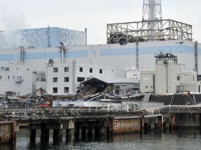 Ein Handout-Foto des japanischen Verteidigungsministeriums zeigt die Ruinen des havarierten Atomkraftwerks Fukushima mit den Reaktoren eins und zwei von der Seeseite aus. Tepco: Radioaktivität am Meeresgrund gestiegen