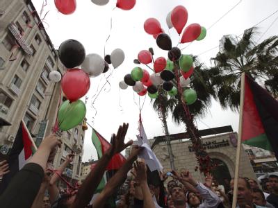 Palästinenser im Westjordanland lassen Luftballons steigen als Symbol für ihre Freude über die Versöhnung zwischen Hamas und Fatah. Freude über Versöhnung