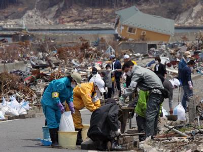 Freiwillige helfen im nordostjapanischen Otsuji bei Aufräumarbeiten: Haushalte in der Nähe der Atomruine Fukushima sollen unterstützt werden, wenn sie ihr Heim freiwillig verlassen. Japan will weiteren Haushalten Evakuierung nahelegen