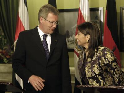 Costa Ricas Präsidentin Laura Chinchilla begrüßt Christian Wulff in San Jose. Wulff und Chinchilla