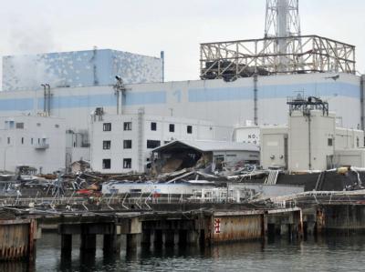 Die Ruinen des havarierten Atomkraftwerks Fukushima mit den Reaktoren 1 (M.) und 2 von der Seeseite aus (Foto vom 31.03.2011). Fukushima