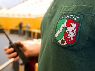 Drei Jugendliche müssen sich vor dem Landgericht Münster verantworten, weil sie einen Mann nach einer Fahrt in einem Nachtbus fast zu Tode geprügelt haben. Landgericht Münster