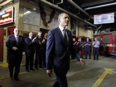 Vor seinem Auftritt am Ground Zero besucht Barack Obama eine New Yorker Feuerwache. Obama in New York