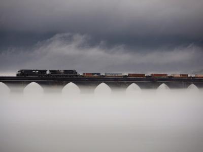 Ein Zug überquert bei dichtem Nebel die Rockville Bridge über dem Susquehanna River in Pennsylvania: Angeblich erwogen die Kaida-Planer Anschläge auf Züge. Anschlagsziel Zug?