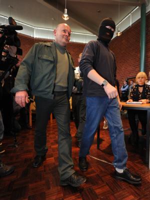 Begleitet von einem Justizbeamten betritt der Angeklagte Andrej W. im Prozess um den Taximord vom Bodensee den Saal im Landgericht in Konstanz. (Archivbild) Taximörder vom Bodensee