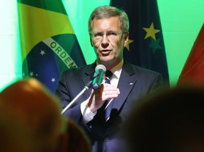 Bundespräsident Wulff gibt während eines Empfangs in Sao Paulo seine vorgezogene Rückreise nach Deutschland bekannt. Bundespräsident Wulff in Brasilien