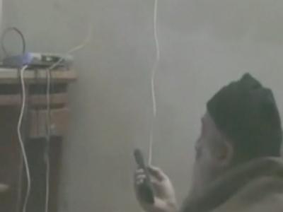 Noch bis vor kurzem schürte er Terror und Furcht: US-Medien ließen Osama Bin Laden jetzt zu einem alten Mann in einer Wolldecke schrumpfen. Beschlagnahmte Videos werden zur Kriegs-Trophäe. Osama bin Laden