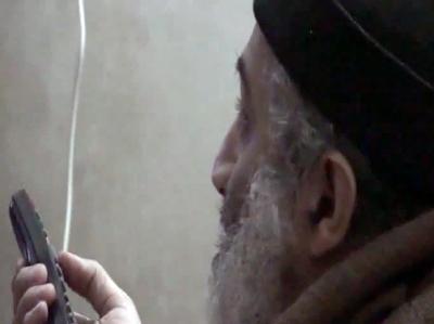 Ein alternder Topterrorist mit Wollmütze, zappend vor dem Fernseher: Knapp eine Woche nach der Erschießung Osama bin Ladens hat die US-Regierung Videos aus dessen Versteck präsentiert. Videos zeigen grauhaarigen Al-Kaida-Chef
