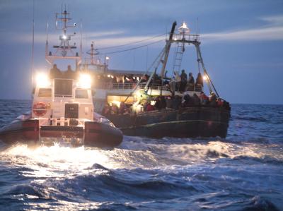 Die italienische Küstenwache nimmt ein Schiff mit libyschen Flüchtlingen in Empfang. Flüchtlingsschiff vor Lampedusa